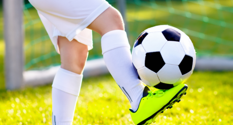 Voetballend kind hielpijn kind